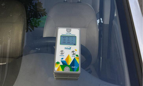 太阳膜测试仪测量汽车玻璃